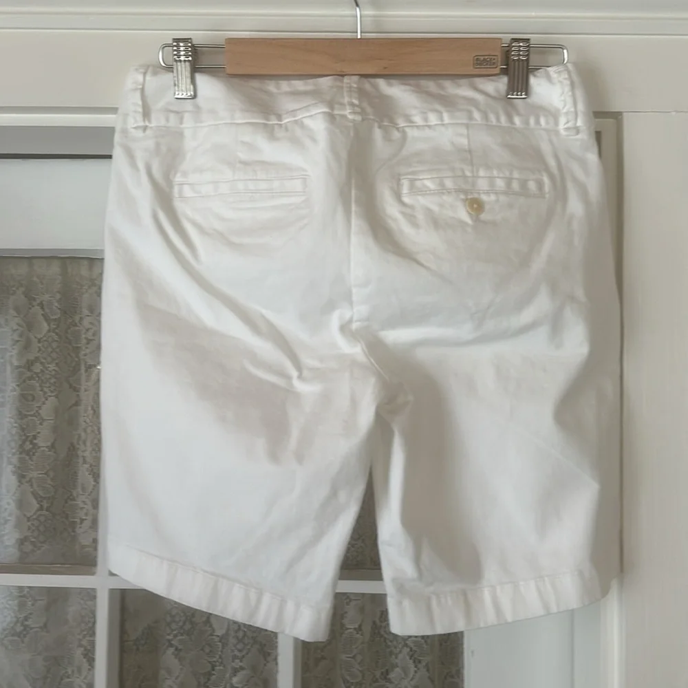 J Crew white chino Andie shorts.  Size 6 - Picture 2 of 4